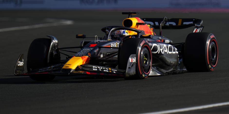 Max Verstappen de Red Bull conduce su auto durante la primera práctica libre antes del Gran Premio de Fórmula Uno en Arabia Saudita