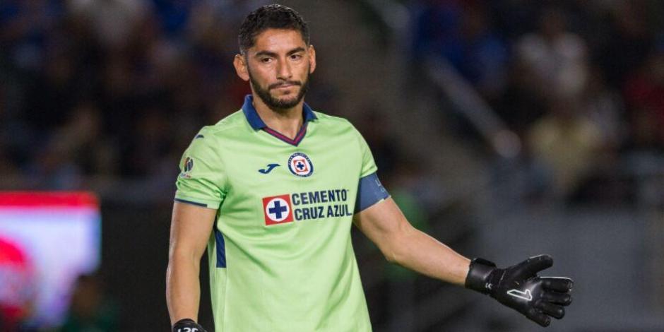 Jesús Corona se lamenta durante un partido del Cruz Azul en la Liga MX.