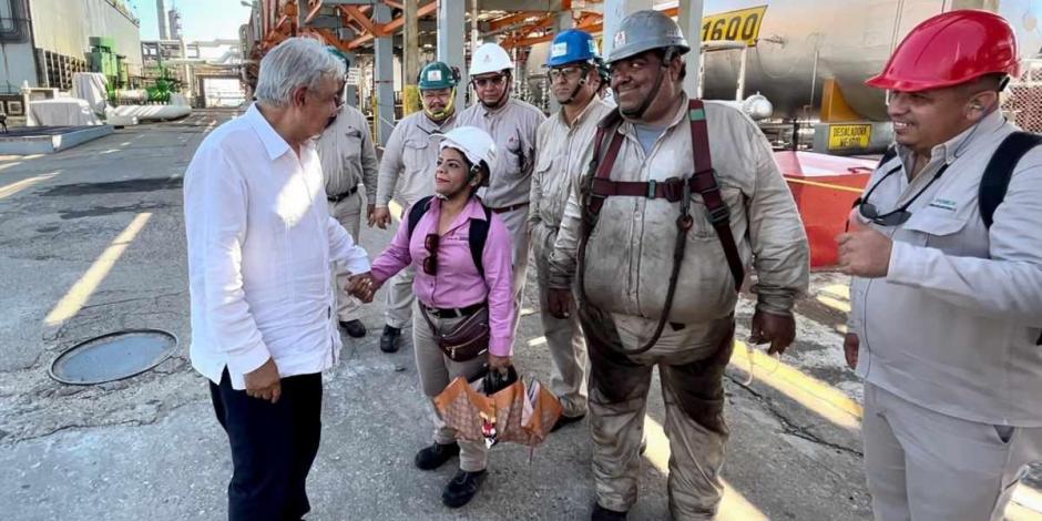 AMLO visita refinería de Minatitlán, Veracruz, y convive con trabajadores.