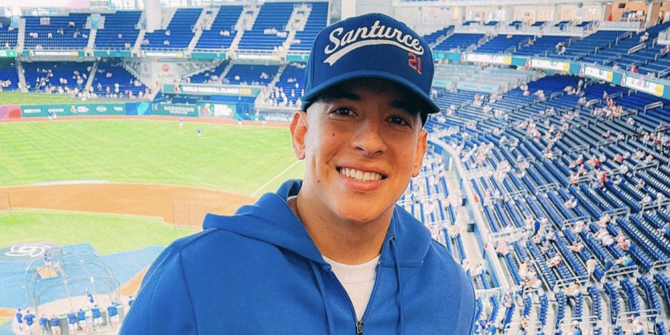 Daddy Yankee disfrutó el encuentro entre México y Puerto Rico en el Clásico Mundial de Beisbol.