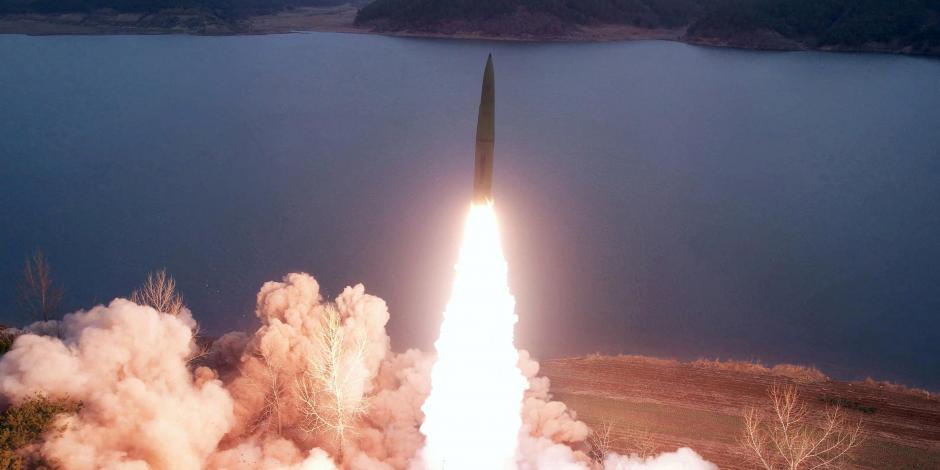 La imagen muestra un misil disparado por el ejército de Corea del Norte en un lugar no revelado el 15 de marzo de 2023