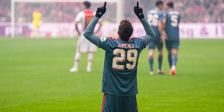 Santiago Giménez festeja su gol en el clásico entre Ajax y Feyenoord.