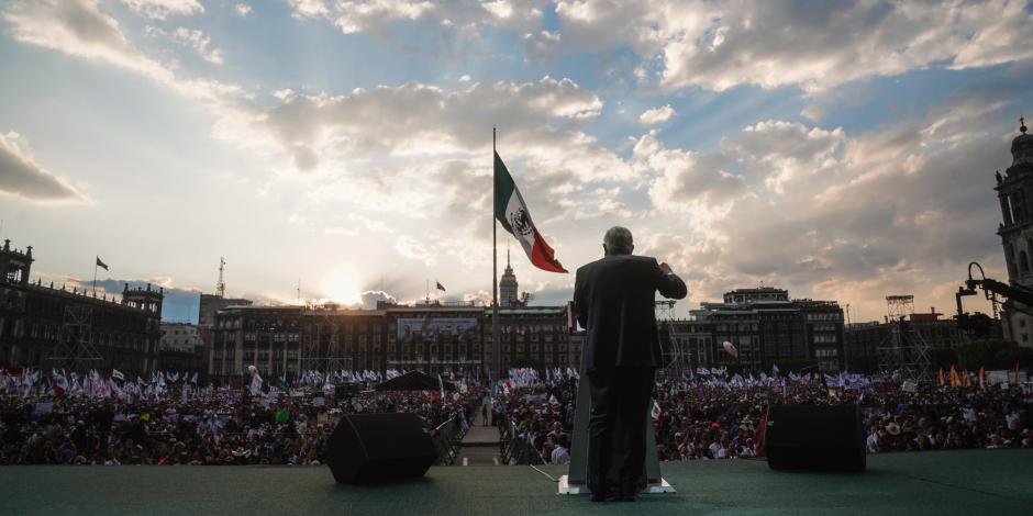 Presidente López Obrador en una anterior concentración masiva en el Zócalo capitalino.