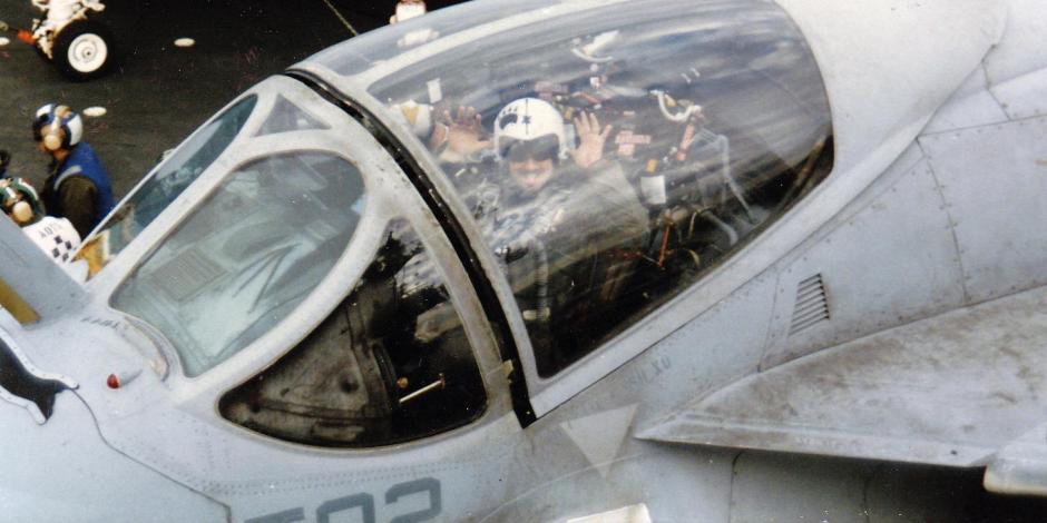 Esta imagen sin fecha proporcionada por Betty Seaman muestra a su esposo, el piloto de la Marina A-6 Intruder, Jim Seaman, quien murió de cáncer de pulmón a los 61 años