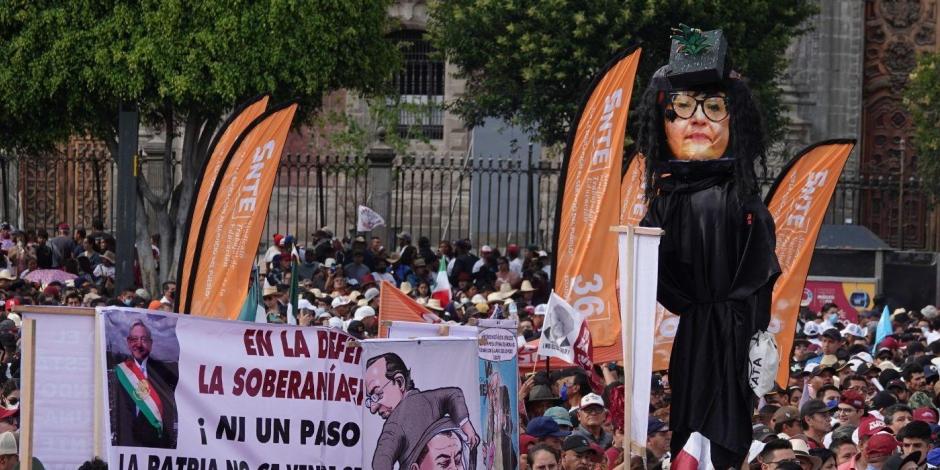 Manifestantes portan una piñata con la figura de Norma Piña.