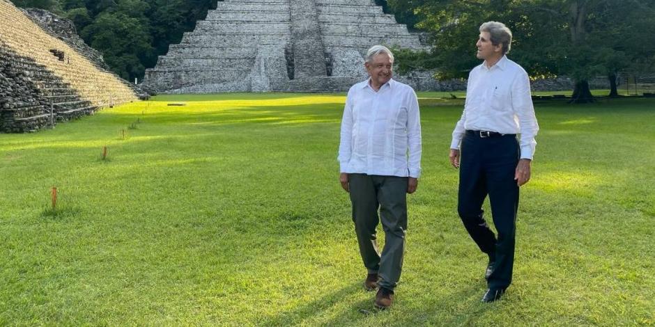 López Obrador (izq.) y John Kerry (der.) en una reunión anterior.