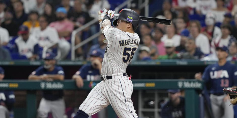 Munetaka Murakami (55), de Japón, conecta un cuadrangular ante Estados Unidos en la final del Clásico Mundial de Beisbol 2023.
