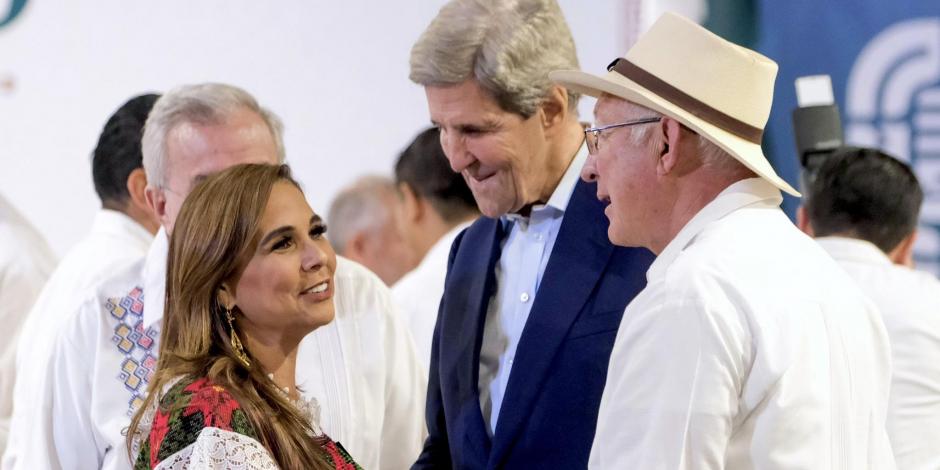 Mara Lezama estrecha la mano de John Kerry, frente a Ken Salazar.