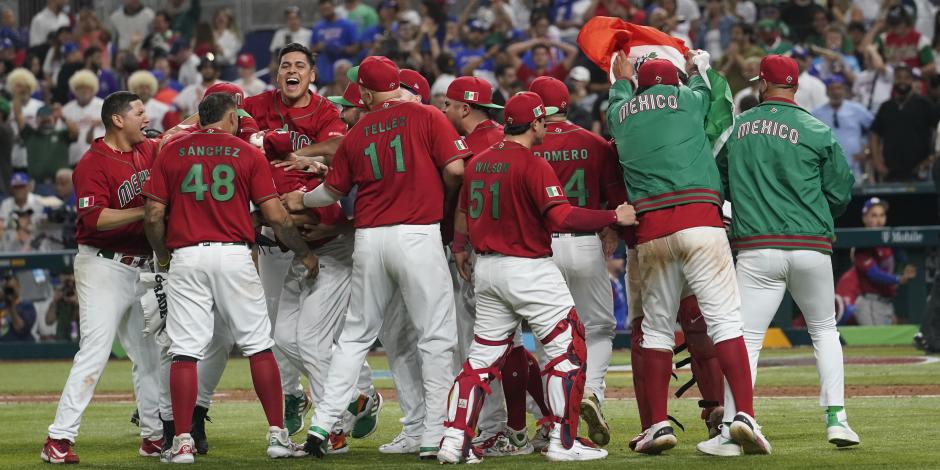 Jugadores de la selección mexicana celebran su triunfo sobre Puerto Rico en los cuartos de final del Clásico Mundial de Beisbol.