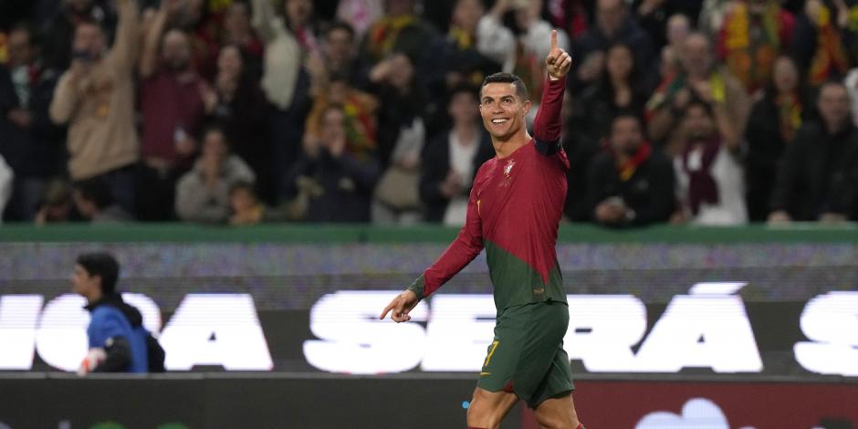 Cristiano Ronaldo celebra uno de sus dos goles en el partido entre Portugal y Liechtenstein, encuentro en el que se convirtió en el futbolista con más cotejos a nivel de selecciones.