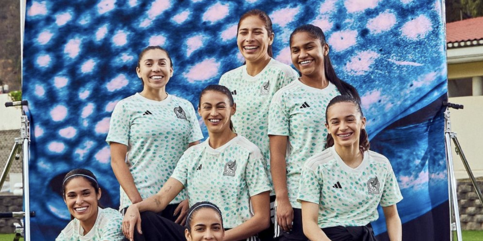 Futbolistas de la Selección Mexicana Femenil posan con el nuevo y espectacular jersey.