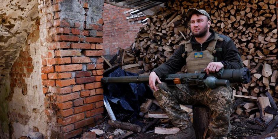 Un soldado ucraniano aguarda en una posición de vigilancia.