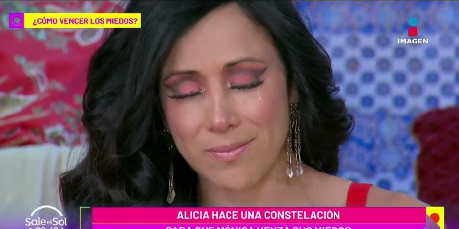 Mónica Noguera llora en VIVO al confesar que su abuelo y tías se quitaron la vida: "me da miedo la depresión"