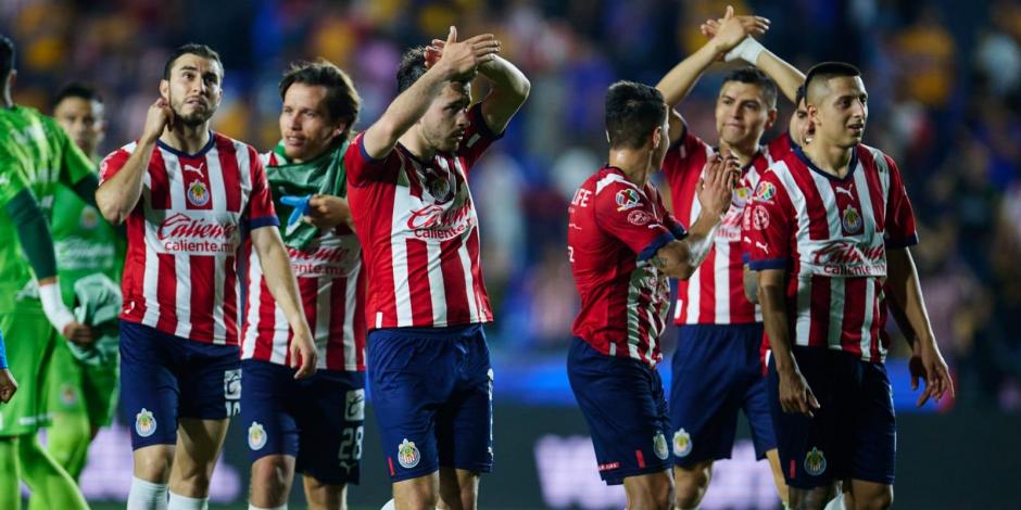 Futbolistas de Chivas celebran una de sus victorias en el Torneo Clausura 2023 de la Liga MX.