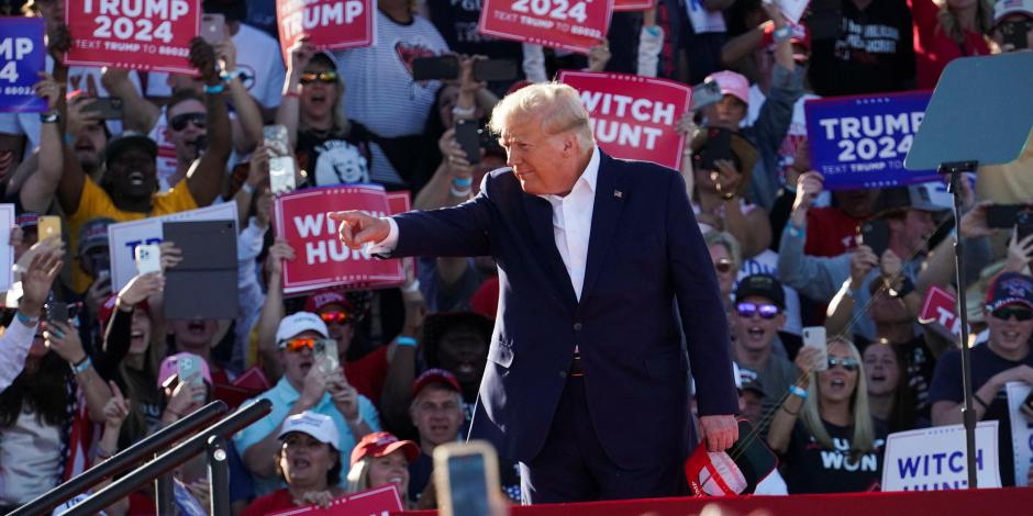 El expresidente de los Estados Unidos, Donald Trump, hace gestos mientras asiste a su primer mitin de campaña después de anunciar su candidatura a la presidencia en las elecciones de 2024 en un evento en Waco, Texas