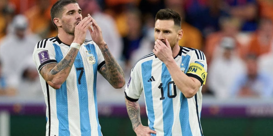 Rodrigo De Paul y Lionel Messi durante un partido de Argentina en Qatar 2022.