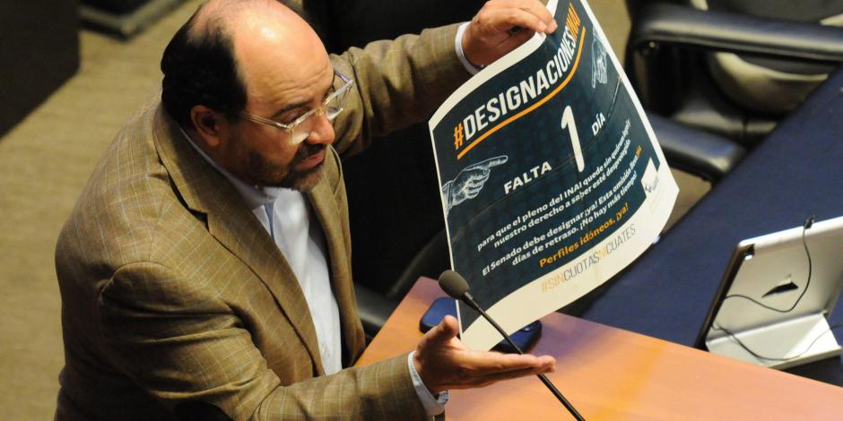El senador Emilio Álvarez muestra una pancarta sobre la designación, ayer.