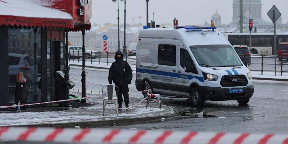 Policía cuida la cafetería en San Petersburgo, Rusia, donde ocurrió la explosión.