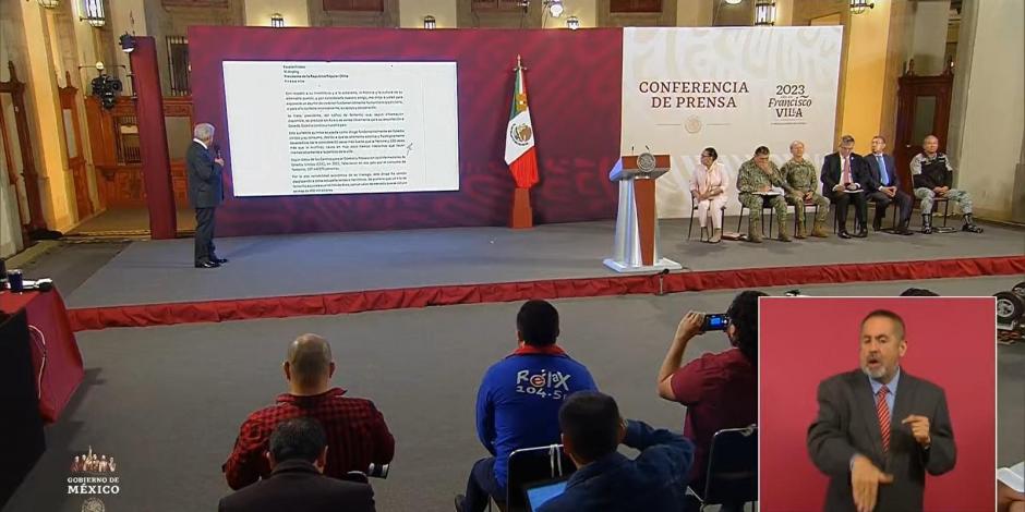 Presidente López Obrador presenta la carta que envió al gobierno chino.
