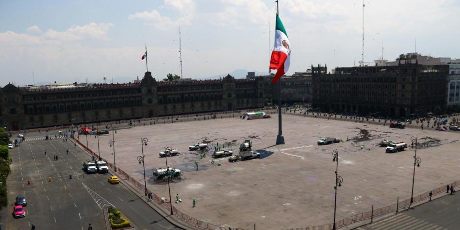Aspectos del Zócalo de la Ciudad de México, desde las terrazas del centro histórico.