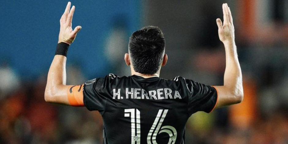 Héctor Herrera festeja su anotación en el juego de la MLS entre Houston Dynamo y LA Galaxy.