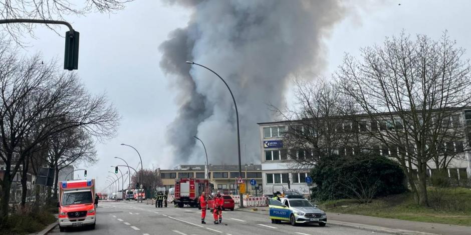 Columna de humo se eleva por incendio en Rothenburgsort.