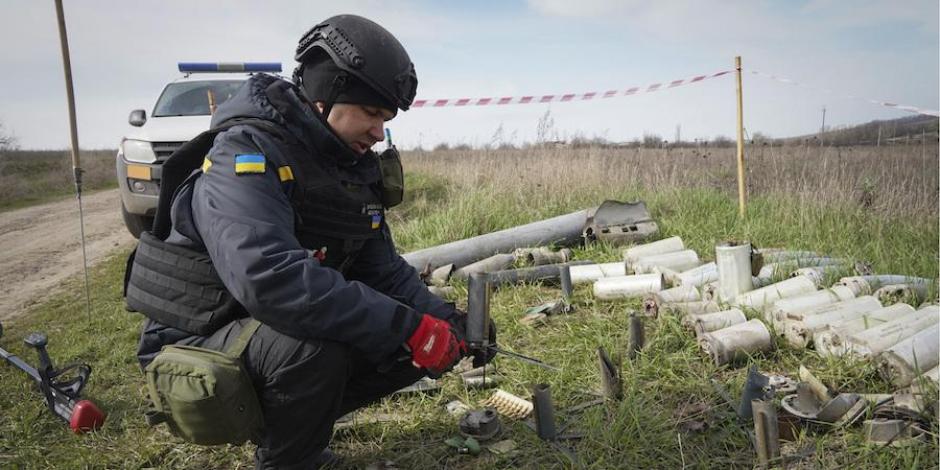 Un integrante del Servicio de Emergencia recolecta restos de proyectiles en Járkov, ayer.