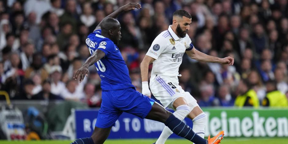 Kalidou Koulibaly intenta quitarle el balón a Karim Benzema durante el juego entre Real Madrid y Chelsea.