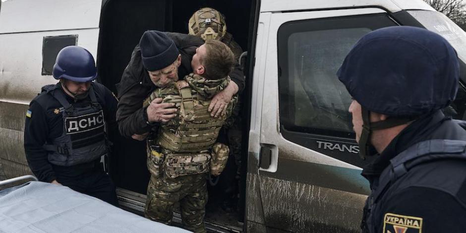 Militares auxilian a residentes vulnerables en zonas afectadas como Donetsk para darles refugio, ayer.