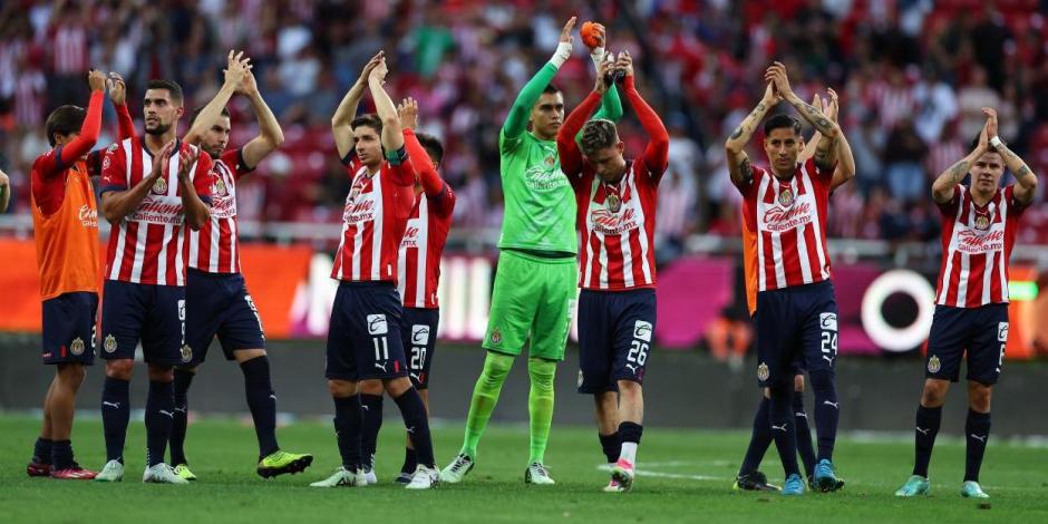 Futbolistas de Chivas festejan su triunfo sobre el Necaxa en la Fecha 14 de la Liga MX.