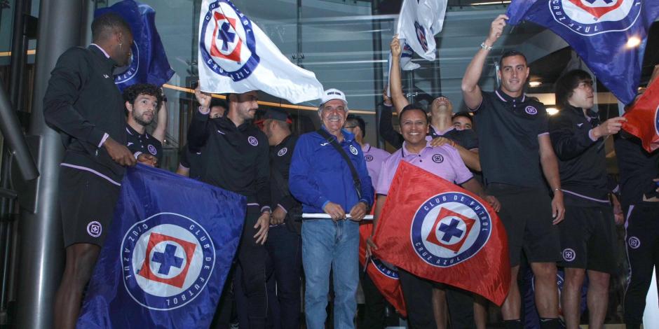 Ricardo 'Tuca' Ferretti y algunos jugadores de Cruz Azul durante la serenata que les llevaron los aficionados.