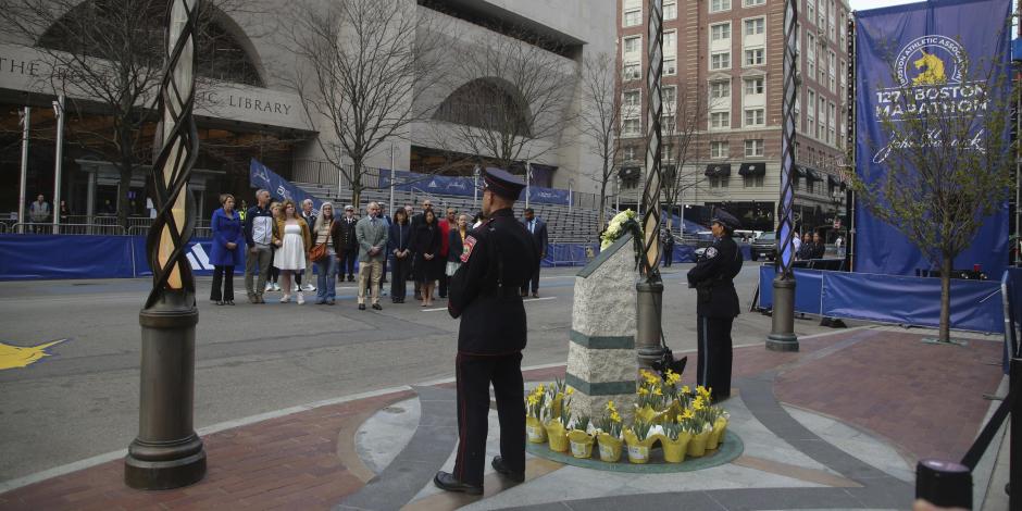 Uno de los dos monumentos está flanqueado por personal de emergencia durante la reunión de las víctimas del Maratón de Boston del 2013.