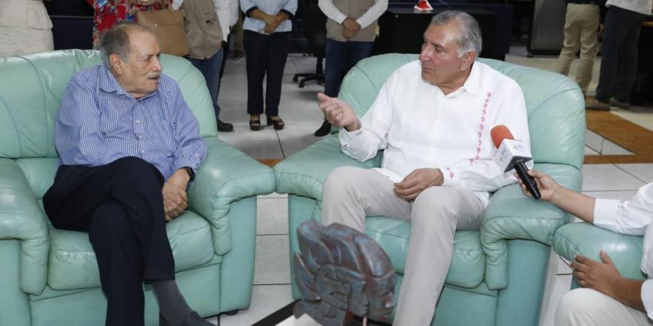 Adán Augusto (der.) se reúne con el periodista José Pablo Robles (izq.) durante su visita a Veracruz.