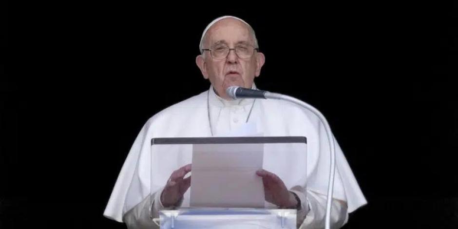 El papa Francisco ofrece un discurso mientras recita la plegaria de Regina Coeli desde la ventana de su estudio con vistas a la Plaza de San Pedro del Vaticano, el domingo 16 de abril de 2023.