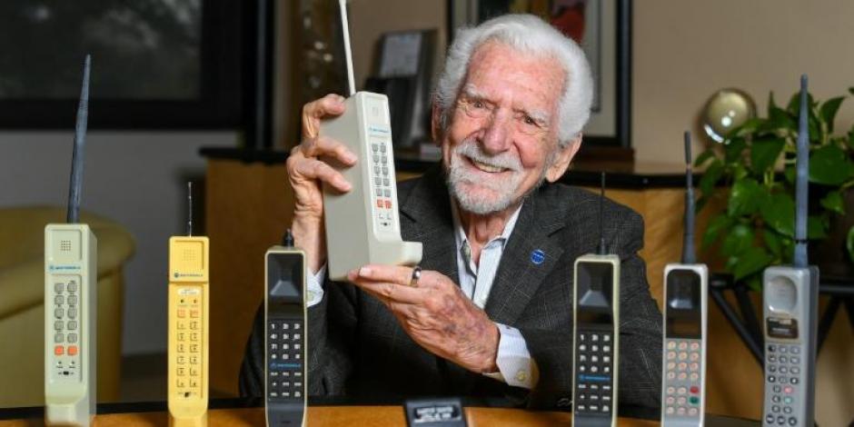 Martin Cooper, creador del primer teléfono celular comercial.