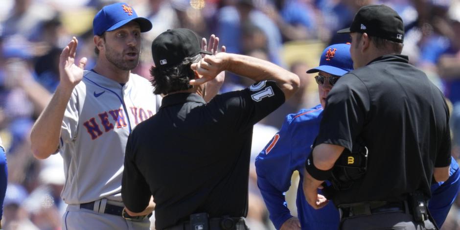 Max Scherzer, abridor de los Mets, es expulsado por un problema con su guante, en el juego de la MLB contra los Dodgers, el 19 de abril.