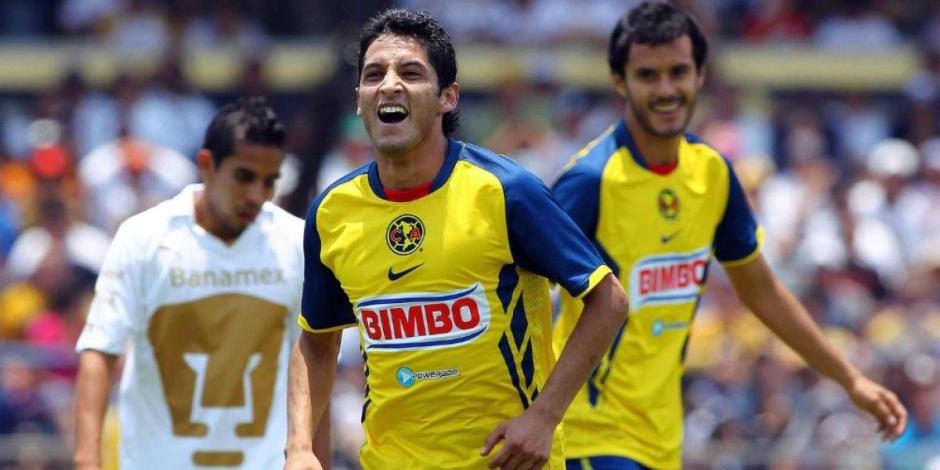 Ángel Reyna celebra el gol que anotó en el América vs Pumas del Clausura 2011, cotejo que se realizó en el Estadio Olímpico Universitario.