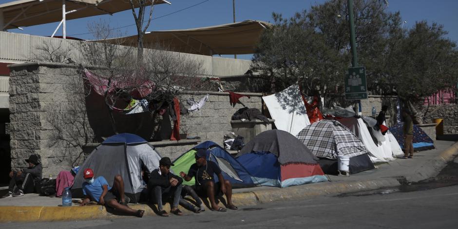 Acampada de migrantes justo afuera del centro de detención de migrantes en el que murieron 40 extranjeros en un incendio el 27 de marzo de 2023