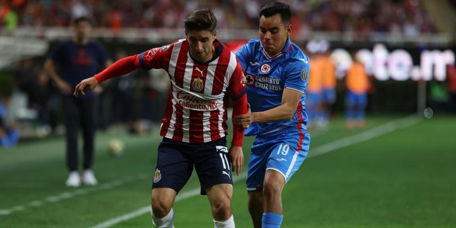 Isaac Brizuela cubre el balón ante la marca de Carlos Rodríguez en el Chivas vs Cruz Azul.