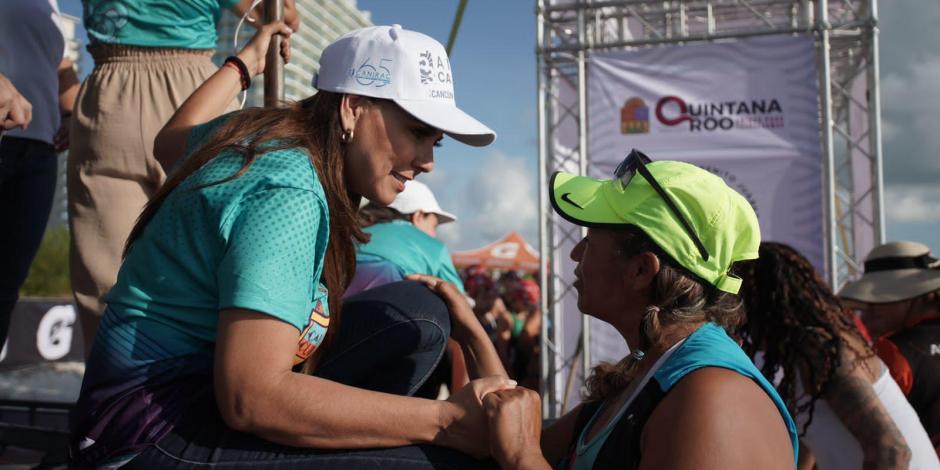 Mara Lezama (izq.) motivó a los competidores del maratón.
