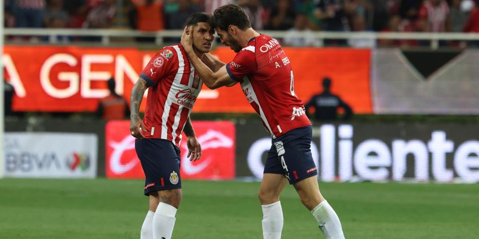 Victor Guzman celebra su gol 1-1 con Antonio Briseño en el Chivas vs Cruz Azul, Jornada 16 del Clausura 2023 de la Liga MX.