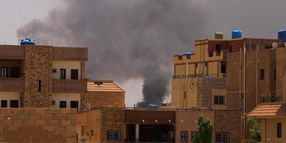 Se ve humo saliendo de los edificios durante los enfrentamientos entre las Fuerzas de Apoyo Rápido paramilitares y el ejército en Jartum Norte, Sudán. 22 de abril de 2023