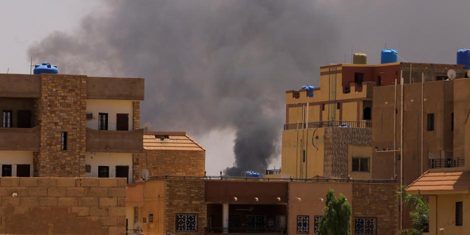 Se ve humo saliendo de los edificios durante los enfrentamientos entre las Fuerzas de Apoyo Rápido paramilitares y el ejército en Jartum Norte.