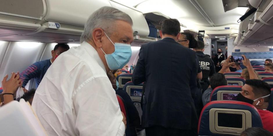 Andrés Manuel López Obrador, Presidente de la República, porta cubrebocas en un vuelo comercial.