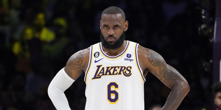 El alero de Los Angeles Lakers, LeBron James, se para en la cancha durante la primera mitad del Juego 3 de una serie de playoffs de la NBA ante los Memphis Grizzlies