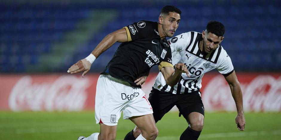 Pablo Sabbag del Alianza Lima de Perú y Alfio Oviedo del Libertad de Paraguay pelean por el balón en el encuentro del Grupo G de la Copa Libertadores el jueves 20 de abril del 2023.