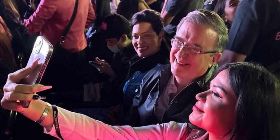 El secretario de Relaciones Exteriores, Marcelo Ebrard, tomándose una selfie junto con su esposa, Rosalinda Bueso y una asistente al concierto de la banda asiática Black Pink.