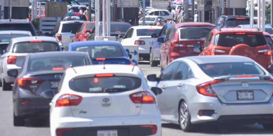 Miles de automovilistas pasan por una caseta de cobro en Palo Blanco en la Autopista del Sol
