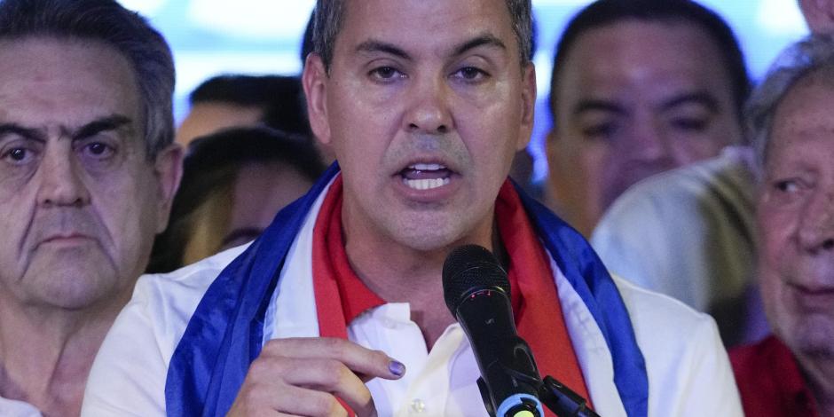 Santiago Peña, candidato presidencial del partido gobernante Colorado, centro, habla después del cierre de la votación durante las elecciones generales en Asunción, Paraguay, el domingo 30 de abril de 2023
