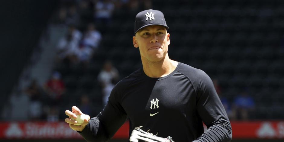 El jardinero central de los Yankees de Nueva York Aaron Judge realiza un calentamiento antes del juego ante los Rangers de Texas el domingo 30 de abril del 2023.